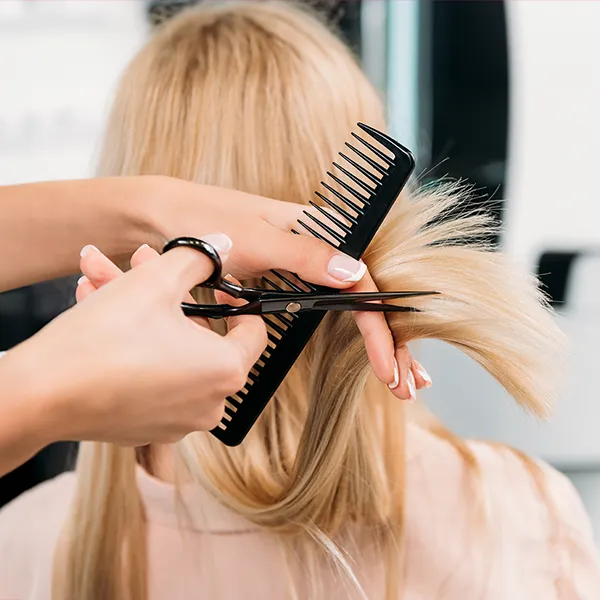 Frau beim Friseur bekommt Haarschnitt