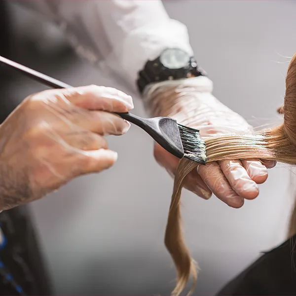 Blonde Haare werden gefärbt